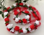 Blomsterkrans med roser og silkebånd i rød/hvid med lille corsage 
